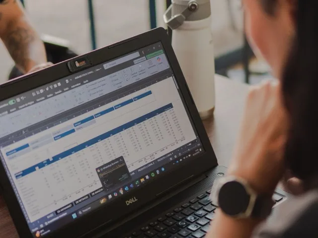 Táblázatkezelő program képernyője laptopon, adatokkal és képletekkel