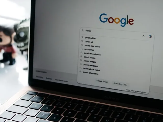Internetböngésző keresőfelülete laptop képernyőjén