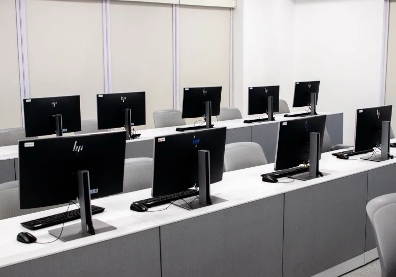 Modern számítógépes oktatóterem a MODELLO Intézetben, ahol az ICDL Base / ICDL Start képzés gyakorlati órái zajlanak